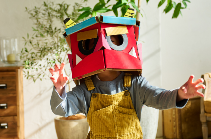 ダンボールで節分の鬼のお面を手作りして遊んでいる子ども。