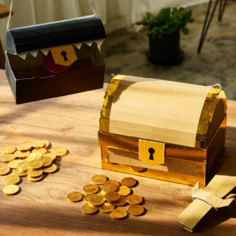 ダンボールとティッシュ箱でできた手作りの宝箱ピニャータ。