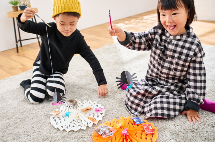 釣りゲームで遊ぶ子ども