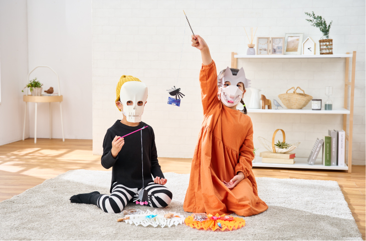 ハロウィンのお面で仮装する子ども