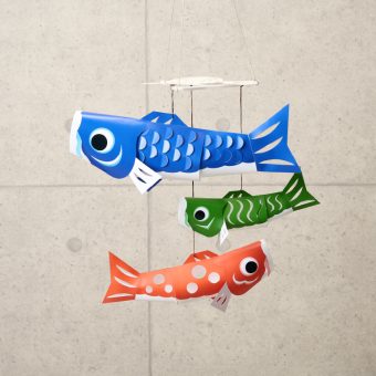 紙でつくるこいのぼり。室内に飾れるコンパクトなサイズ。