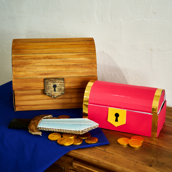 大人がデコレーションしたダンボールで作る木箱風宝箱ピニャータ。