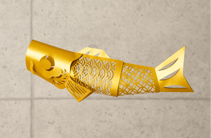 日本の伝統文様、“青海波”模様の金色鯉。